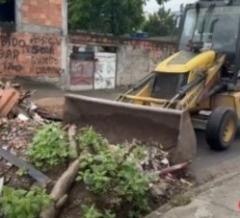 PM retira 29 toneladas de barricadas do tráfico no bairro Jardim Catarina